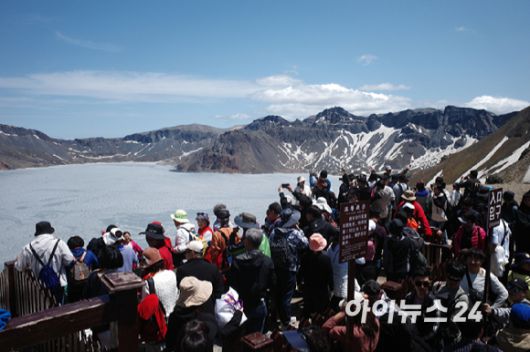 12일 오전 중국 지린성 연변 조선족 자치주 백두산 서파에서 관광객들이 천지를 바라보고 있다. [사진=정소희 기자]
