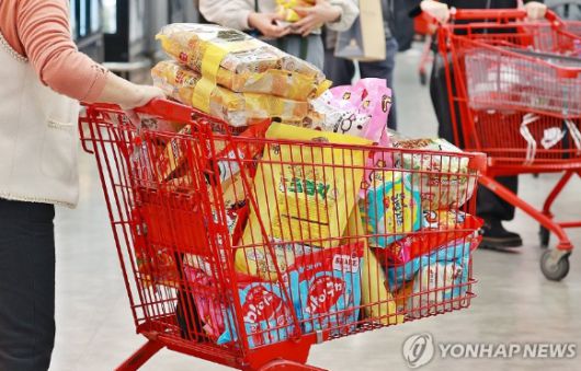 서울의 한 대형마트에서 장을 보는 시민. [사진=연합뉴스]