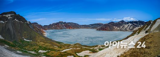 12일 오전 중국 지린성 연변 조선족 자치주 백두산 서파에서 바라본 천지가 얼어있다. [사진=정소희 기자]