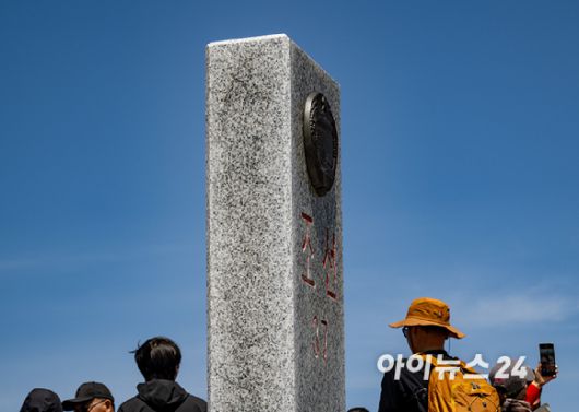 12일 오전 중국 지린성 연변 조선족 자치주 백두산 서파에서 북한과 중국의 경계를 나타내는 37호 경계비에 '조선 37'이라고 쓰여있다. [사진=정소희 기자]