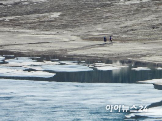 12일 오전 중국 지린성 연변 조선족 자치주 백두산 서파에서 바라본 북한령인 동파지역의 모습. [사진=정소희 기자]