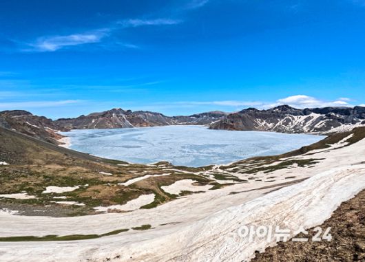 12일 오전 중국 지린성 연변 조선족 자치주 백두산 서파에서 바라본 천지가 얼어있다. [사진=정소희 기자]