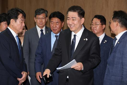 더불어민주당 김병기 신임 원내대표가 15일 서울 여의도 국회 소통관에서 원내대표단 인선을 발표하기 위해 기자회견장으로 들어서고 있다. 2025.6.15 [사진=연합뉴스]