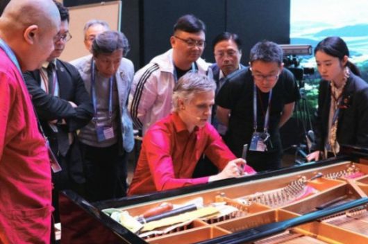 전라남도 신안군에서 열린 '삼성 피아노 톤 마이스터 프로그램'에서 얀 키텔이 특강을 진행하는 모습. [사진=삼성문화재단]