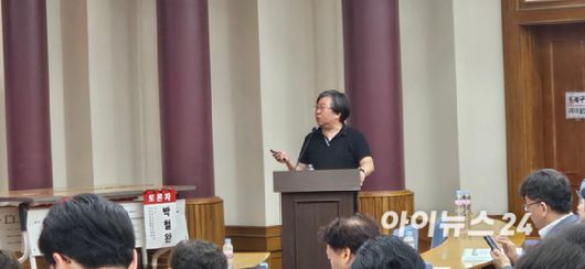 박철완 서정대 스마트자동차학과 교수가 16일 국회에서 열린 '휴머노이드 로봇과 모빌리티 산업의 융합' 세미나에서 발제하는 모습. [사진=박지은 기자]