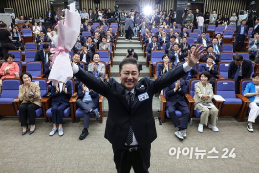 더불어민주당 김병기 신임 원내대표가 13일 오후 서울 여의도 국회에서 열린 제2기 원내대표 선출 의원총회에서 원내대표로 선출된 뒤 포즈를 취하고 있다. [사진=곽영래 기자]