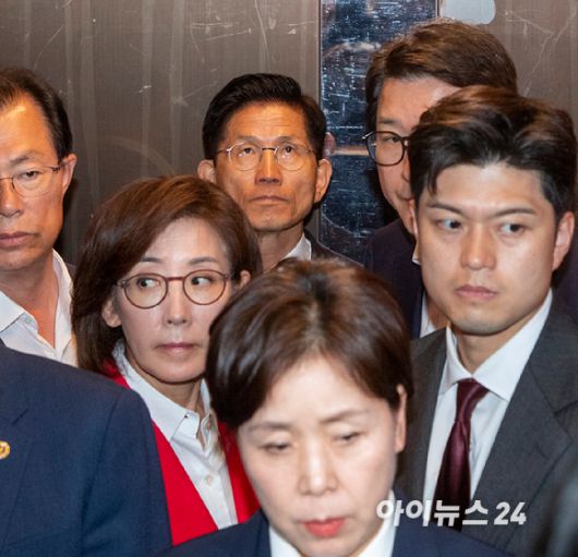 제21대 대통령 선거에서 이재명 더불어민주당 대선 후보의 당선이 확실시된 4일 새벽 김문수 국민의힘 대선후보가 서울 여의도 국민의힘 중앙당사에서 대선 패배 승복 기자회견을 마치고 퇴장하고 있다. [사진=정소희 기자]