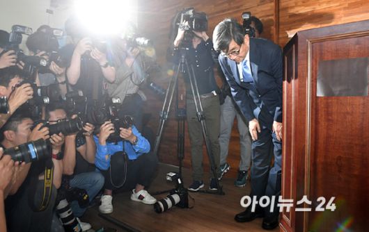 안경환 법무부 장관 후보자가 지난 2017년 6월 16일 오전 서울 서초동 대한법률구조공단 개인회생·파산 종합지원센터에서 열린 기자회견에 참석해 인사하고 있다. [사진=아이뉴스24 DB]