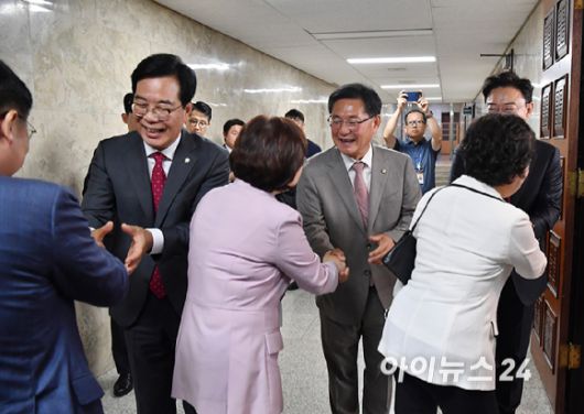 국민의힘 원내대표 선거에 출마한 송언석, 이헌승, 김성원 후보가 16일 오후 서울 여의도 국회에서 열린 원내대표 선출 의원총회에 참석하는 의원들과 인사를 하고 있다. [사진=곽영래 기자]