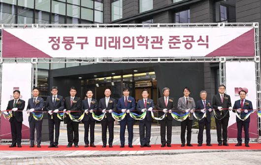 정몽구 미래의학관 준공식에서 정의선 현대차그룹 회장, 김재호 고려중앙학원 이사장, 김동원 고려대 총장, 승명호 교우회장 등 참석자들이 테이프커팅을 하고 있다. [사진=현대자동차그룹]