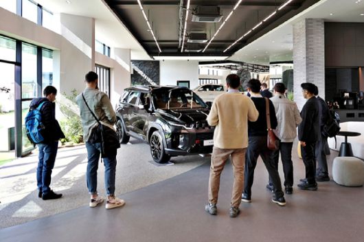 지난 11일 KGM 익스피리언스 센터 강남에서 전시된 차량을 둘러보고 있는 글로벌 대리점 관계자들. [사진=KG모빌리티]