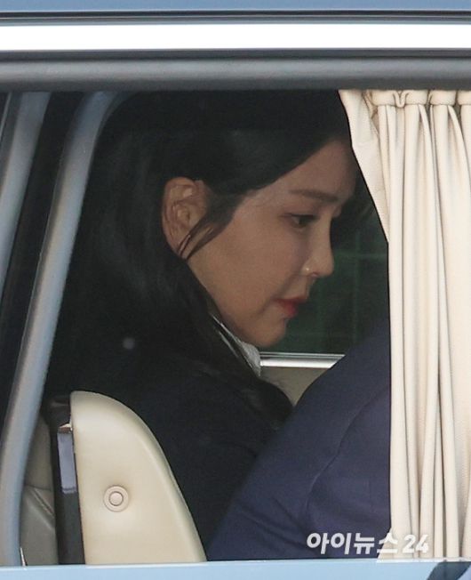 윤석열 전 대통령의 부인 김건희 여사의 입원 사유가 극심한 우울증 때문이라는 보도가 나왔다. 사진은 김 여사가 헌법재판소 파면 선고 일주일만인 11일 오후 서울 용산구 한남동 관저를 떠나고 있는 모습. [사진=정소희 기자]