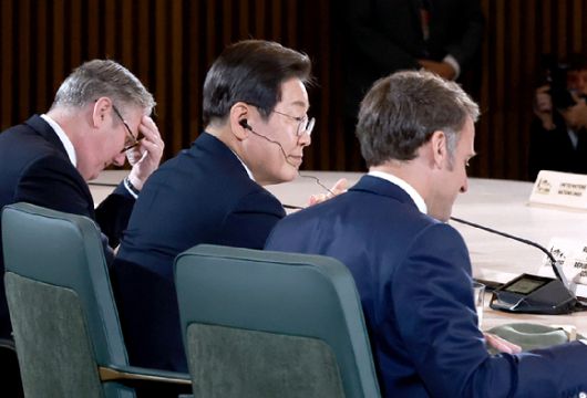 이재명 대통령이 17일(현지시간) 캐나다 앨버타주 캐내내스키스 주요 7개국(G7) 정상회의장에서 업무 오찬을 겸해 열린 G7 정상회의 확대 세션에 참석해 있다. 오른쪽부터 에마뉘엘 마크롱 프랑스 대통령, 이 대통령, 키어 스타머 영국 총리. 2025.6.18 [사진=연합뉴스]