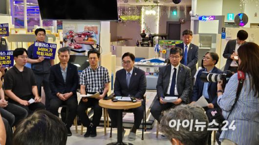 18일 홈플러스 중계점에서 열린 우원식 국회의장과 입점 점주 협의회 간담회. [사진=진광찬 기자]