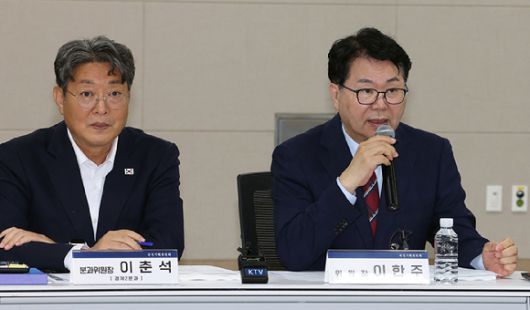 국정기획위원회 이한주 위원장이 18일 정부세종컨벤션센터에서 열린 경제2분과 종소벤처기업부 업무보고에서 인사말을 하고 있다. 왼쪽은 이춘석 경제2분과 위원장. 2025.6.18 [사진=연합뉴스]