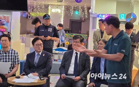 18일 홈플러스 중계점에서 한 입점업체 점주가 우원식(왼쪽에서 두 번째) 국회의장에게 애로사항을 이야기하고 있다. [사진=진광찬 기자]