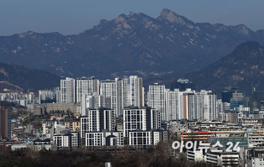 12일 오후 서울 용산 드래곤시티 호텔에서 바라본 아파트 전경.