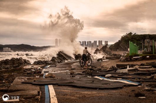 2022년 9월 6일 태풍 힌남노가 덮친 다음 날 아침, 경주의 해파랑길 아스팔트가 종이처럼 부서져 있었다.  [사진=조은옥/기상청]