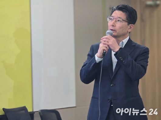 19일 오전 서울 중구 삼화타워에서 열린 SK텔레콤 유심(USIM) 일부 정보 유출 관련 브리핑에서 임봉호 SK텔레콤 MNO사업부장이 발표하고 있다. [사진=안세준 기자]