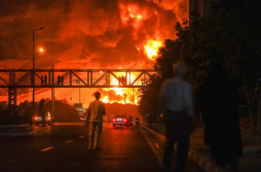 지난 15일(현지시간) 테헤란의 한 정유소가 이스라엘 공습을 받은 뒤 불타고 있다. [사진=테헤란/UPI 연합뉴스]