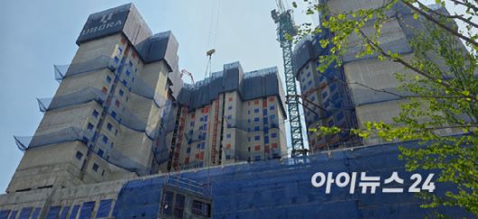 18일 서울 서대문구 영천동 경희궁 유보라 공사가 진행중이다. [사진=이수현 기자]