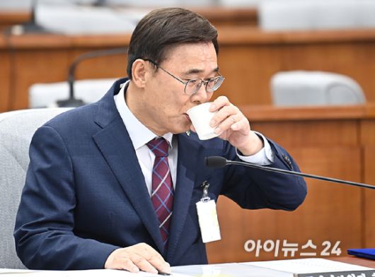 이종석 국가정보원장 후보자가 19일 오전 서울 여의도 국회에서 열린 인사청문회에서 물을 마시고 있다. [사진=곽영래 기자]