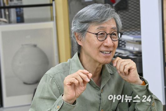 '2025년도 제35회 삼성호암상' 예술상을 수상한 구본창 사진작가가 지난 17일 성남시 분당구 스튜디오9에서 아이뉴스24와 인터뷰를 하고 있다. [사진=곽영래 기자]