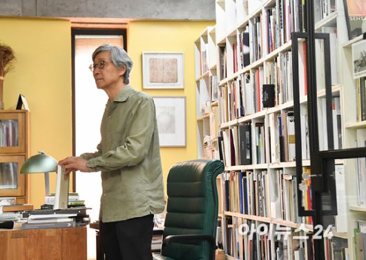 '2025년도 제35회 삼성호암상' 예술상을 수상한 구본창 사진작가가 지난 17일 성남시 분당구 스튜디오9에서 아이뉴스24와 인터뷰를 하고 있다. [사진=곽영래 기자]