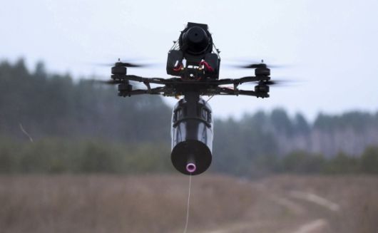 우크라이나군 유선 드론이 동체 하단에 연결된 광케이블을 끌며 날아가고 있다.   [사진=연합뉴스]