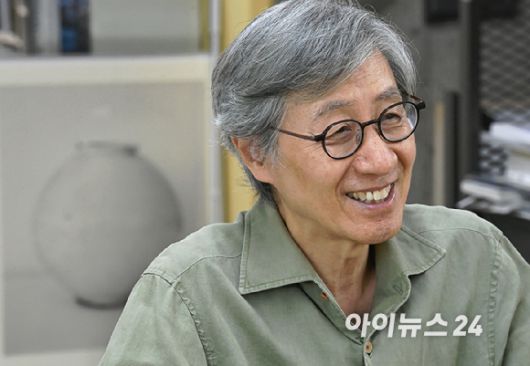 '2025년도 제35회 삼성호암상' 예술상을 수상한 구본창 사진작가가 지난 17일 성남시 분당구 스튜디오9에서 아이뉴스24와 인터뷰를 하고 있다. [사진=곽영래 기자]