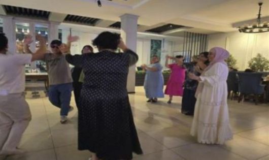 부하라 여자들이 춤을 추는 저녁 식당 홀. [사진=윤영선]