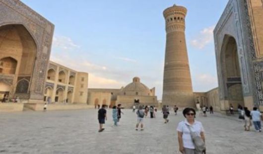 칼론 미나렛'과 마드라사 광장. [사진=윤영선]