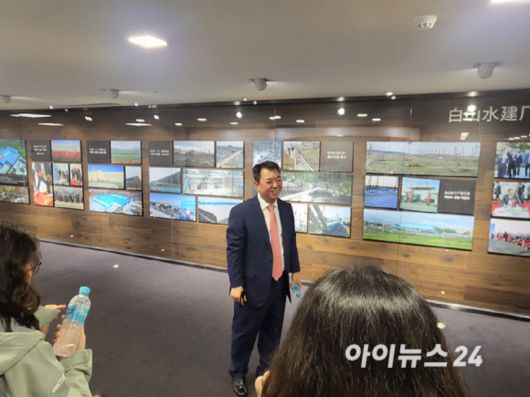 안명식 연변농심 법인장(대표이사)이 16일 백산수 공장에 대해 설명하고 있다. 2025.06.16 [사진=정승필 기자]