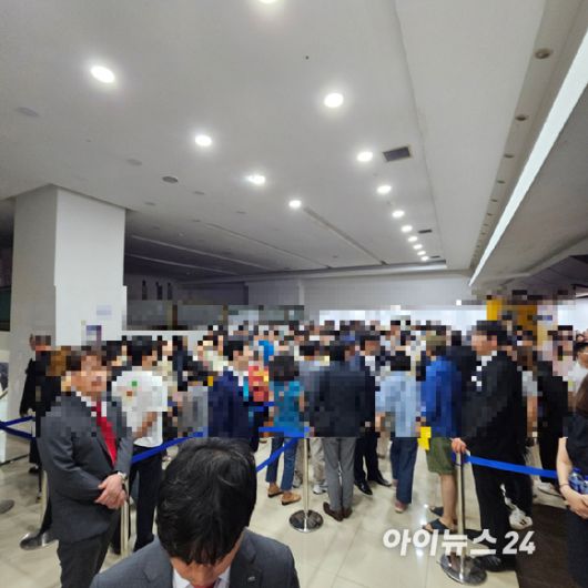 용산정비창 전면1구역재개발조합원들이 22일 오후 개최한 시공사 선정 총회에 참석해 투표를 위해 줄을 서 있다.  2025.06.22 [사진=이효정 기자 ]