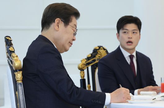 이재명 대통령이 22일 한남동 관저에서 열린 여야 지도부와의 오찬에서 국민의힘 김용태 비상대책위원장의 발언을 듣고 있다. 2025.6.22 [사진=연합뉴스]