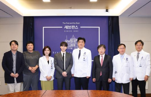 그룹 방탄소년단(BTS)의 슈가(왼쪽에서 네 번째)와 연세의료원 관계자들이 포즈를 취하고 있다. [사진=세브란스병원]