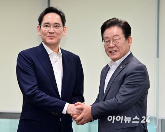 이재명 대통령(오른쪽, 당시 대선 후보)와 이재용 삼성전자 회장이 지난 3월 20일 서울 강남구 삼성 청년 소프트웨어 아카데미(SSAFY)에서 열린 청년 취업 지원을 위한 현장 간담회에서 만나 악수하는 모습.[사진=정소희 기자]