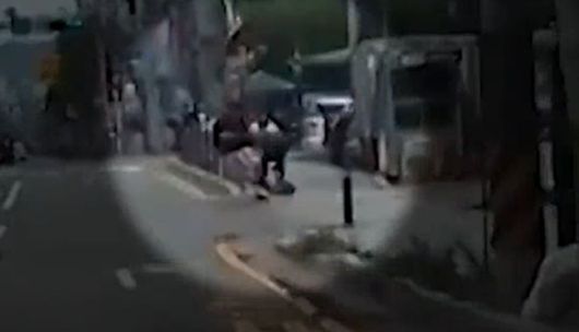 경찰이 무면허 상태로 킥보드를 타던 10대를 단속하는 과정에서 과잉 대응 논란에 휘말렸다. 사진은 전동킥보드를 타던 10대를 붙잡는 경찰. [사진=SBS보도화면]