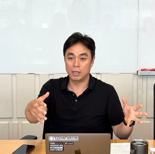 최지웅 한국클라우드산업협회장이 24일 서울 강남구 KT클라우드 본사에 인터뷰를 진행하고 있다. [사진=한국클라우드산업협회]