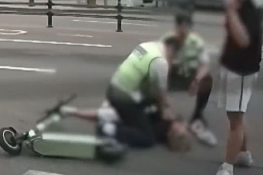 경찰이 무면허 상태로 킥보드를 타던 10대를 단속하는 과정에서 과잉 대응 논란에 휘말렸다. 사진은 의식을 잃은 A군에게 심폐소생술을 하고 있는 경찰. [사진=SBS보도화면]