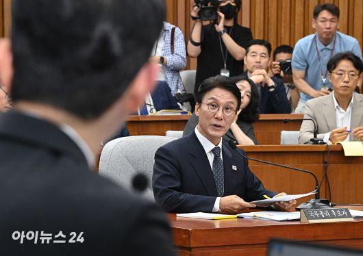 김민석 국무총리 후보자가 24일 서울 여의도 국회에서 열린 국무총리(김민석) 임명동의안 심사를 위한 인사청문회에서 주진우 국민의힘 의원 질의에 답변하고 있다. [사진=곽영래 기자]