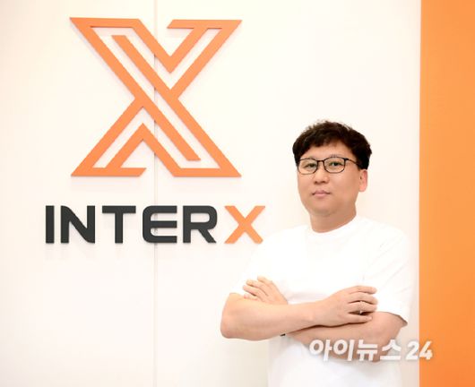 박정윤 인터엑스 대표가 20일 서울 금천구 인터엑스에서 진행된 아이뉴스24와 인터뷰에 앞서 포즈를 취하고 있다. [사진=정소희 기자]