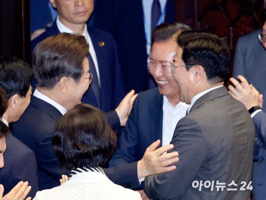 이재명 대통령이 26일 국회에서 열린 제426회국회(임시회) 제2차 본회의에서 2025년도 제2회 추가경정예산안에 대한 정부의 시정연설을 마친 후 박찬대 더불어민주당 전 원내대표와 정청래 의원과 대화하고 있다. [사진=국회사진기자단]