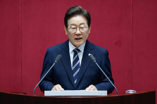 이재명 대통령이 26일 오전 서울 여의도 국회에서 열린 제426회국회(임시회) 제2차 본회의에서 2025년도 제2회 추가경정예산안에 대한 정부의 시정연설을 하고 있다. [사진=국회사진기자단]