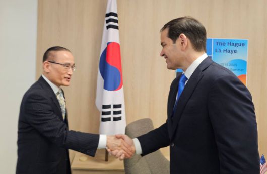 네덜란드 헤이그에서 개최된 NATO 정상회의에 이재명 대통령을 대신해 참석한 위성락 안보실장이 지난 24일(현지시간) 마코 루비오 미 국무장관을 면담했다고 대통령실이 25일 전했다. 2025.6.25 [사진=연합뉴스]