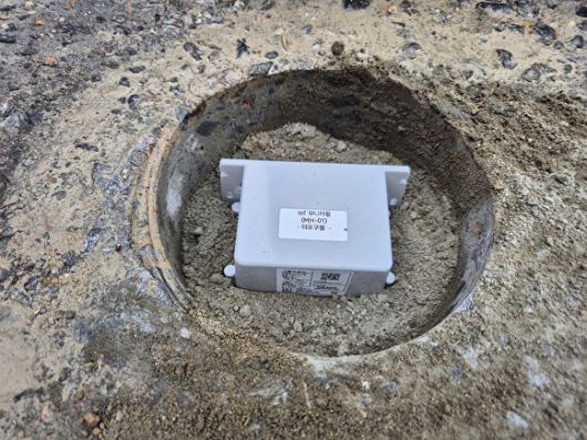 마포구가 홍대입구 9번 출구 인근에 설치한 매립형 IoT 모니터링 시스템. [사진=마포구청]