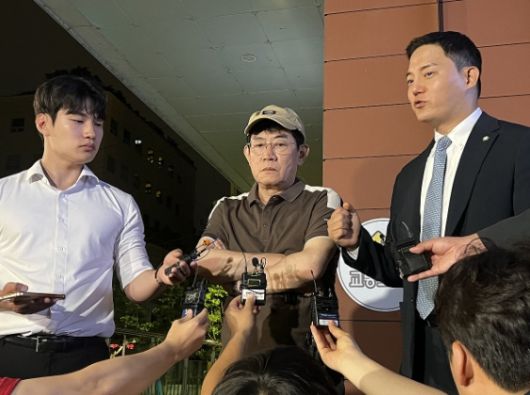 방송인 이경규가 지난 24일 서울 강남경찰서에서 약물 운전 혐의 관련 조사를 마친 뒤 취재진 앞에 서있다. [사진=연합뉴스]