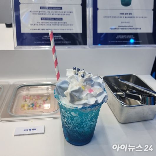 2025 서울국제주류&와인박람회 골든블루 부스 커스텀 라운지에서 직접 만든 하이볼. [사진=전다윗 기자]