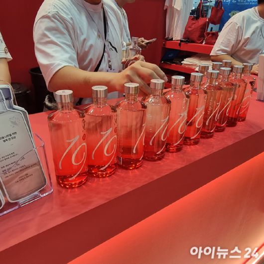2025 서울국제주류&와인박람회 화요 부스에 진열된 '화요19金(금)' 제품들. [사진=전다윗 기자]