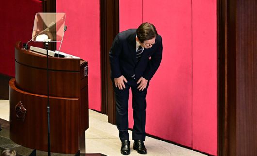 이재명 대통령이 26일 오전 서울 여의도 국회에서 민생회복 소비쿠폰사업 등을 편성한 추가경정예산(추경)에 대한 시정연설을 마치고 국민의힘 의원석을 바라보며 인사를 하고 있다. [사진=국회사진기자단]